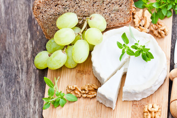 Goat  cheese with fruits and whole grain bread