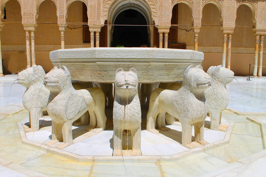 Patio de los leones en la Alhambra de Granada