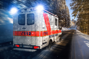 Krankentransport auf glatter Straße © VanHope