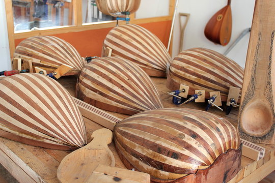 Blick auf die B&auml;uche mehrere Bouzoukis