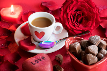 Pralinen und Kaffee am Valentinstag
