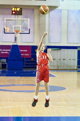 Obraz premium Girl athlete in uniform playing basketball