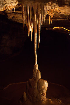Fusion de stalactites et de stalagmites, grotte de Lacave, Lot, France