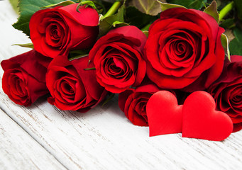 Obraz na płótnie Canvas Red roses and hearts