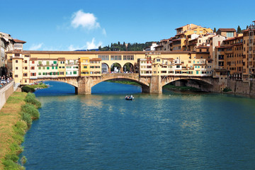 Fototapeta na wymiar Le pont vieux sur l'Arno à Florence