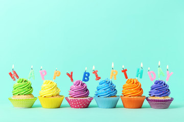 Tasty cupcakes on a green background