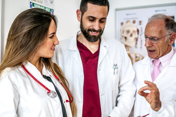 consulto e confronto tra medici di diverse età