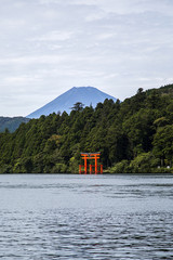Naklejka premium Torii of Hakone Shrine at Lake Ashi