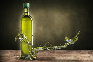 Foto auf Glas Flasche Olivenöl mit Spritzern © Giovanni Cancemi