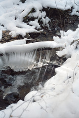 kleiner bach mit eis