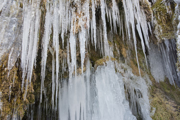 Die Ammer und die Schleierfälle im Winter mit Eis und Schnee im Allgäu