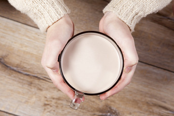 Hands  hold cocoa.