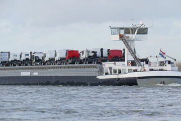 Transport von Fahrzeugen mit Binnenschiff