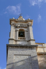 Fototapeta na wymiar Alte Kirche mit Glockenturm