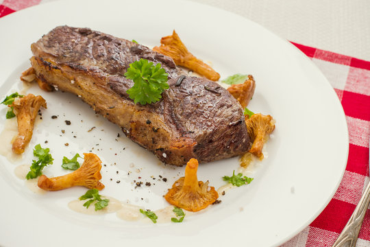 Grilled rump steak with chanterelle mushrooms