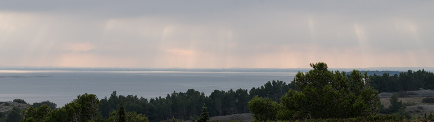 Rais de lumière sur la mer Méditerranée