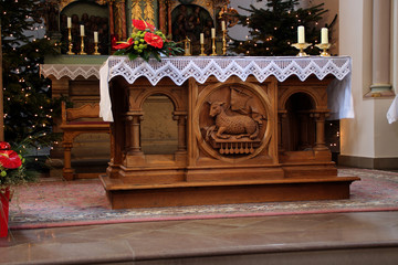 Ein Altar mit einem Lamm