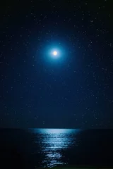 Tuinposter de volle maan aan de sterrenhemel, het maanlicht aan de zee © lanarusfoto
