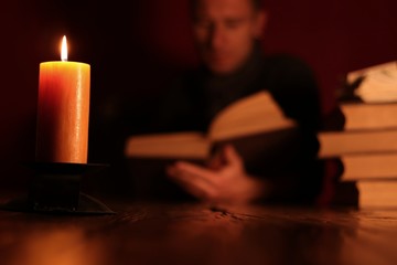 mann liest ein buch III