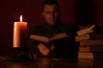 mann liest ein buch IV