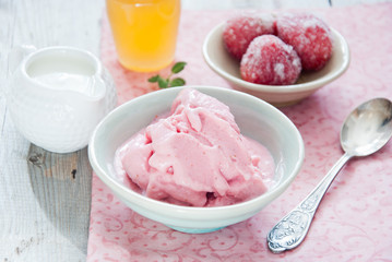 Frozen strawberry yogurt