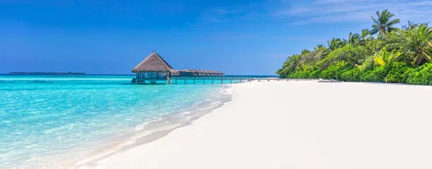 Vlies Fototapete Tropischer Strand Panorama des breiten Sandstrandes auf einer tropischen Insel auf den Malediven