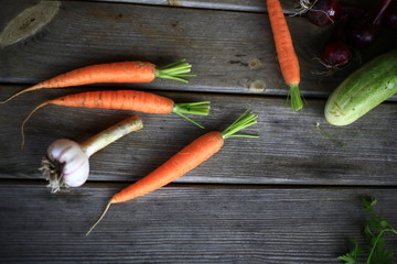 Летние овощи на деревянном столе 