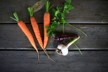 Овощи на деревянном столе 