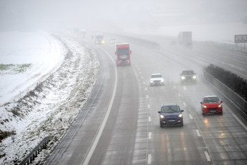 Autobahn im Winter 