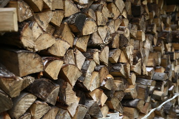 Вязанка дров на улице 
