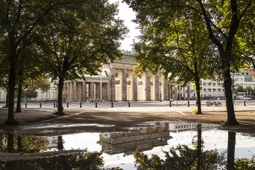 Brandenburger Tor in Berlin mit Wasserspiegelung