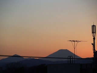 夕暮れの空と富士山