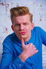 парень в синей рубашке