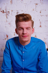 парень в синей рубашке