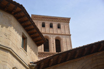 torreón de ladrillo de una iglesia antigua