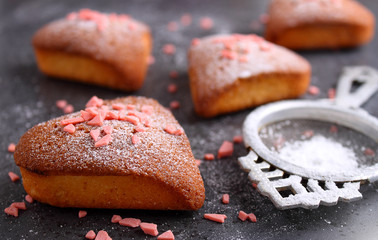 cupcakes in heart with powdered sugar on a black background