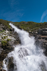 Kraftvoller tosender Wasserfall