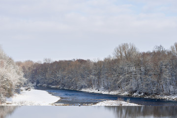 Fototapeta na wymiar Flusslauf durch Schneelandschaft 