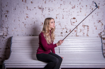 девушка делает selfy