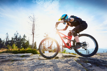 Obraz na płótnie Canvas woman riding mtb mountain bike single track
