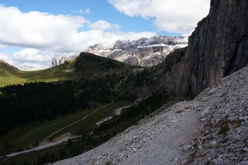 Wanderweg am Fuss des Langkofel und Blick Richtung Sella