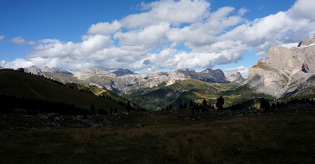 Panorama Aussicht auf Puez Geisler, Grödner Joch und Sella