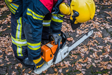 Fototapeta premium HDR - Feuerwehrmann im Einsatz mit Kettensäge