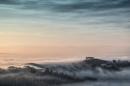 Langa sotto la nebbia