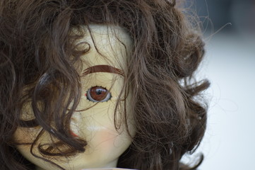 Puppe mit braunen Haaren