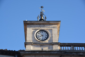 reloj antiguo en una torre de piedra
