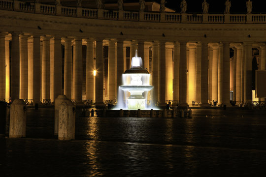 Fontaine du Vatican de nuit, Rome, Latium, Italy