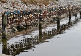 Fischfangnetze am Steinwall im Wasser