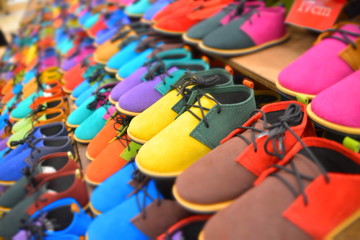 カラフルな子供靴