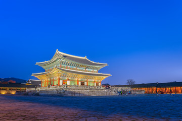 Obraz premium Pałac Gyeongbokgung nocą, Seul, Korea Południowa